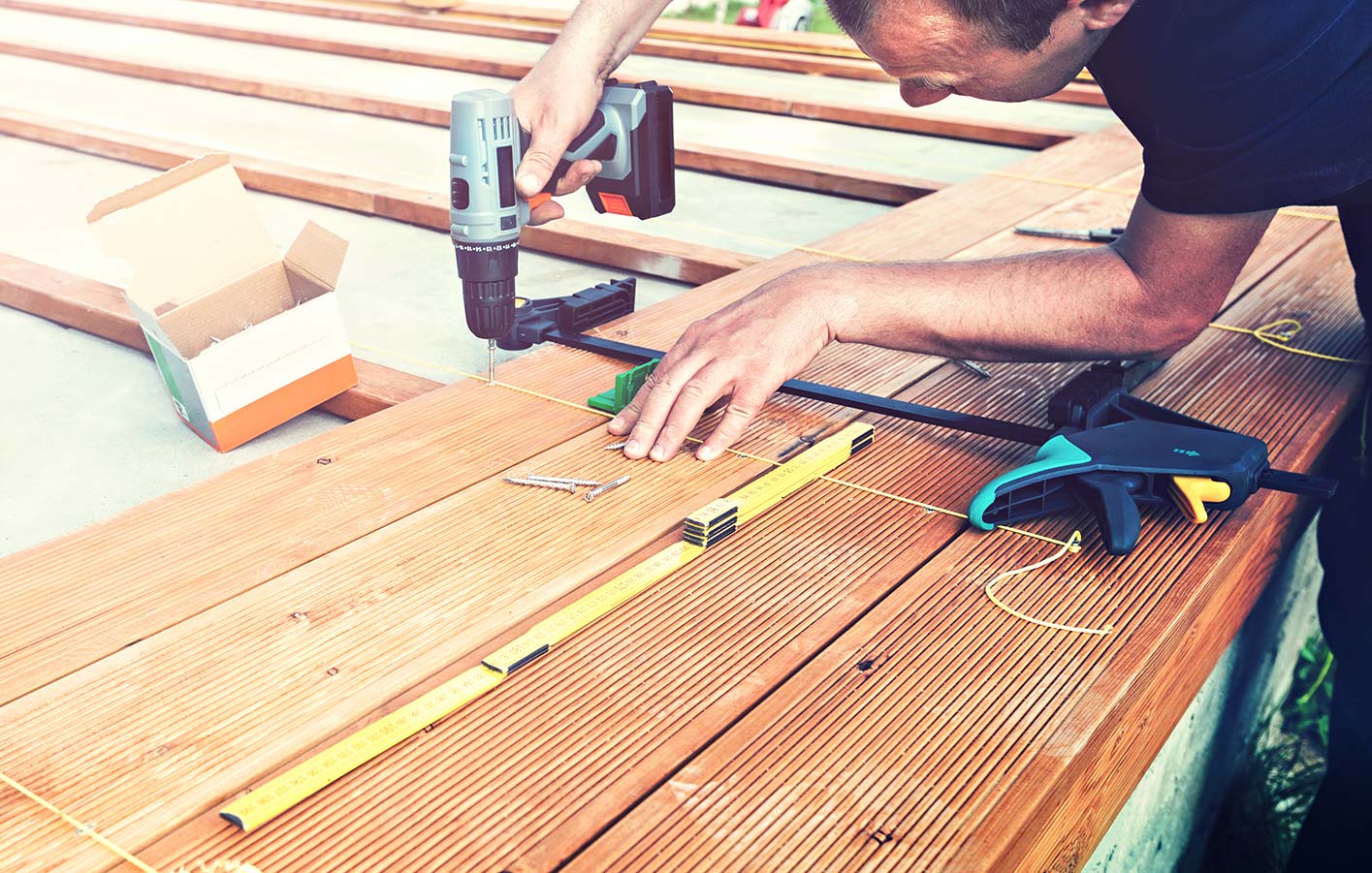 Handwerker monteirt eine Holz Terrasse